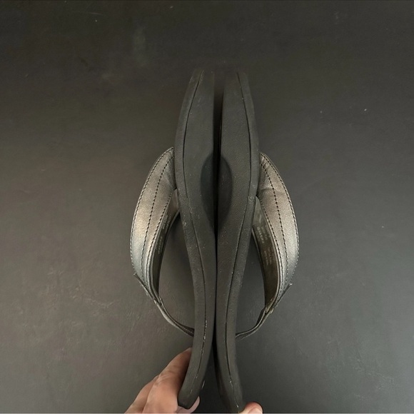 OLUKAI Ohana Pewter Faux Leather Flip Flop Sandals Shoes Women’s Size 9 Summer - Picture 6 of 8